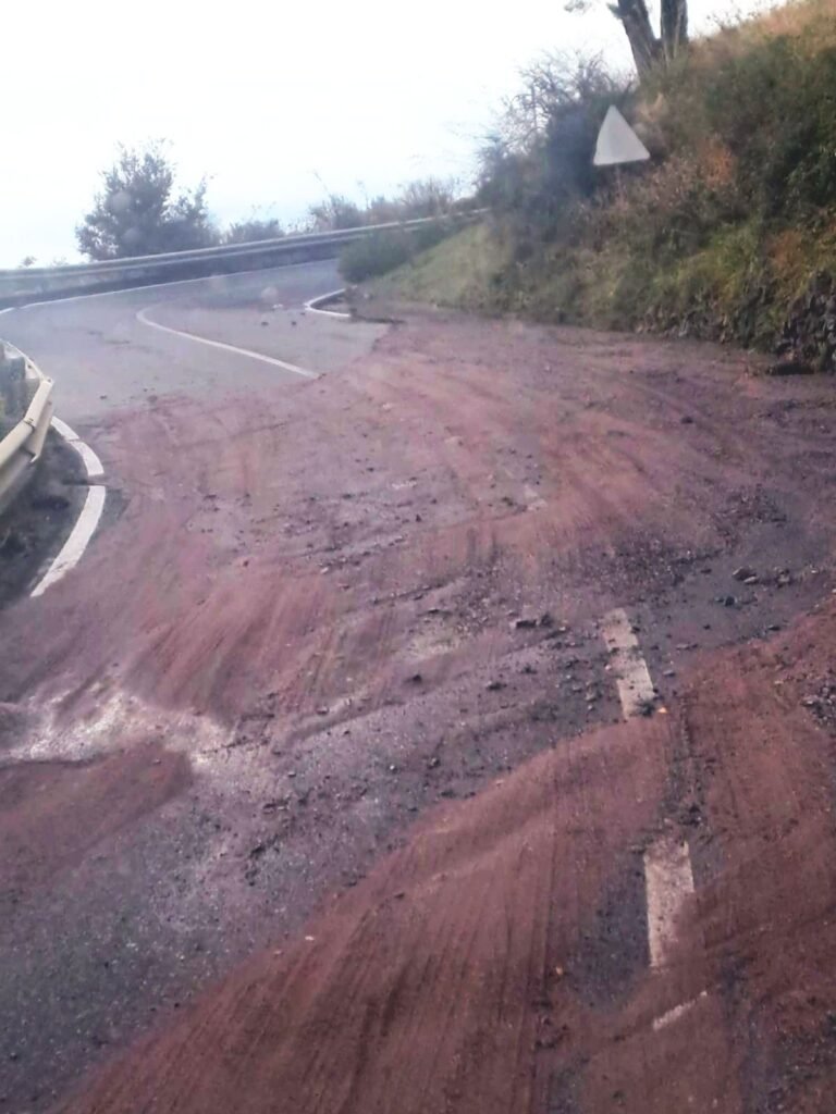 Forza d’Agrò: detriti e fango sulle provinciali 12 e 16, in azione le squadre d'intervento della Città Metropolitana 8 IMG 20251016 WA0024