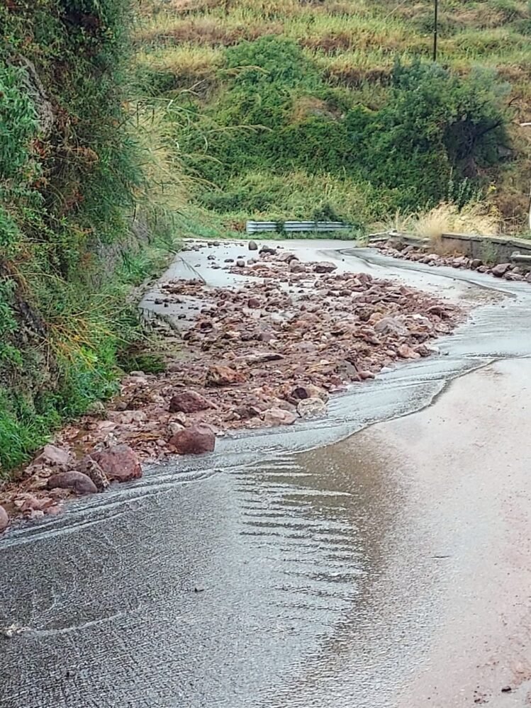 Forza d’Agrò: detriti e fango sulle provinciali 12 e 16, in azione le squadre d'intervento della Città Metropolitana 1 IMG 20251016 WA0030
