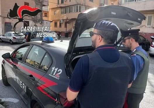 GETTA LA DROGA DALL’AUTO E VIENE BLOCCATO DAI CARABINIERI.IN MANETTE UN PUSHER MESSINESE DI 33 ANNI 3 IMG 20251018 WA0011