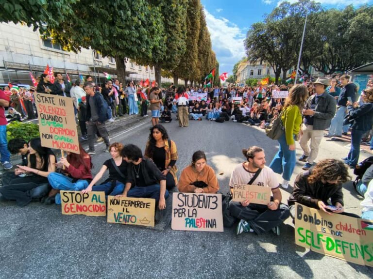 Messina, corteo pro-Palestina paralizza il centro: sit-in in via Garibaldi