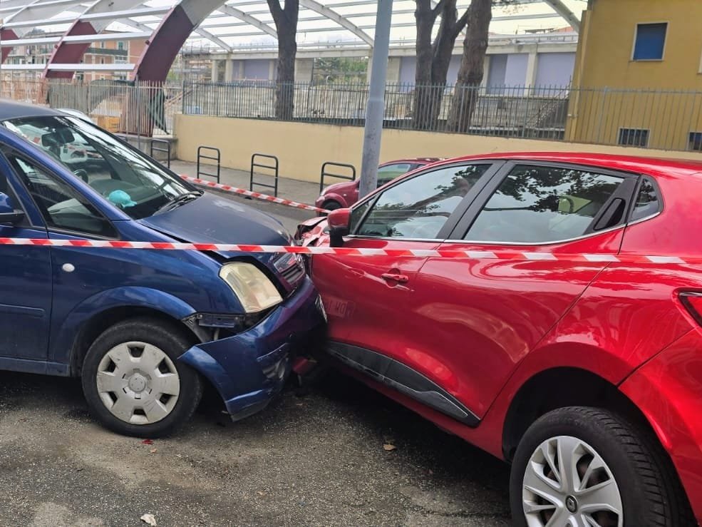 Messina, schianto al Villaggio Cep: auto fuori controllo si abbatte su una vettura in sosta, due donne soccorse 3 WhatsApp Image 2025 10 16 at 15.03.41 1