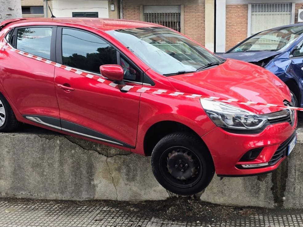 Messina, schianto al Villaggio Cep: auto fuori controllo si abbatte su una vettura in sosta, due donne soccorse 4 WhatsApp Image 2025 10 16 at 15.03.41 2