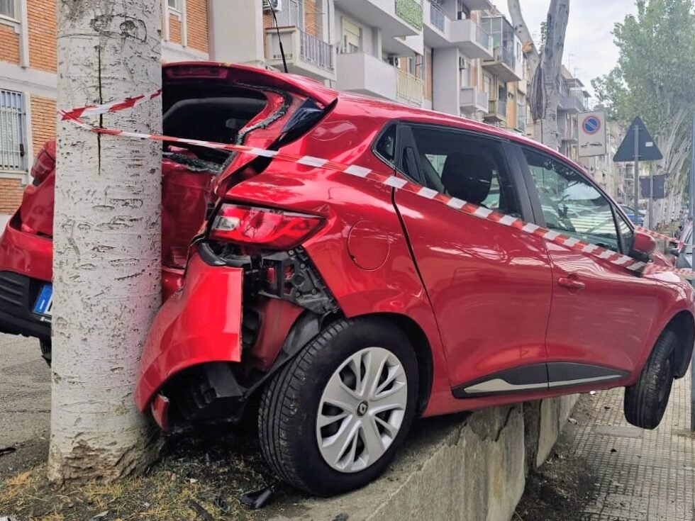 Messina, schianto al Villaggio Cep: auto fuori controllo si abbatte su una vettura in sosta, due donne soccorse 1 WhatsApp Image 2025 10 16 at 15.03.41