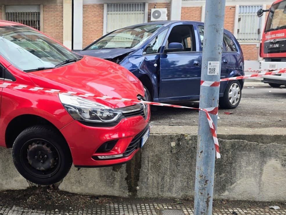 Messina, schianto al Villaggio Cep: auto fuori controllo si abbatte su una vettura in sosta, due donne soccorse 5 WhatsApp Image 2025 10 16 at 15.03.42