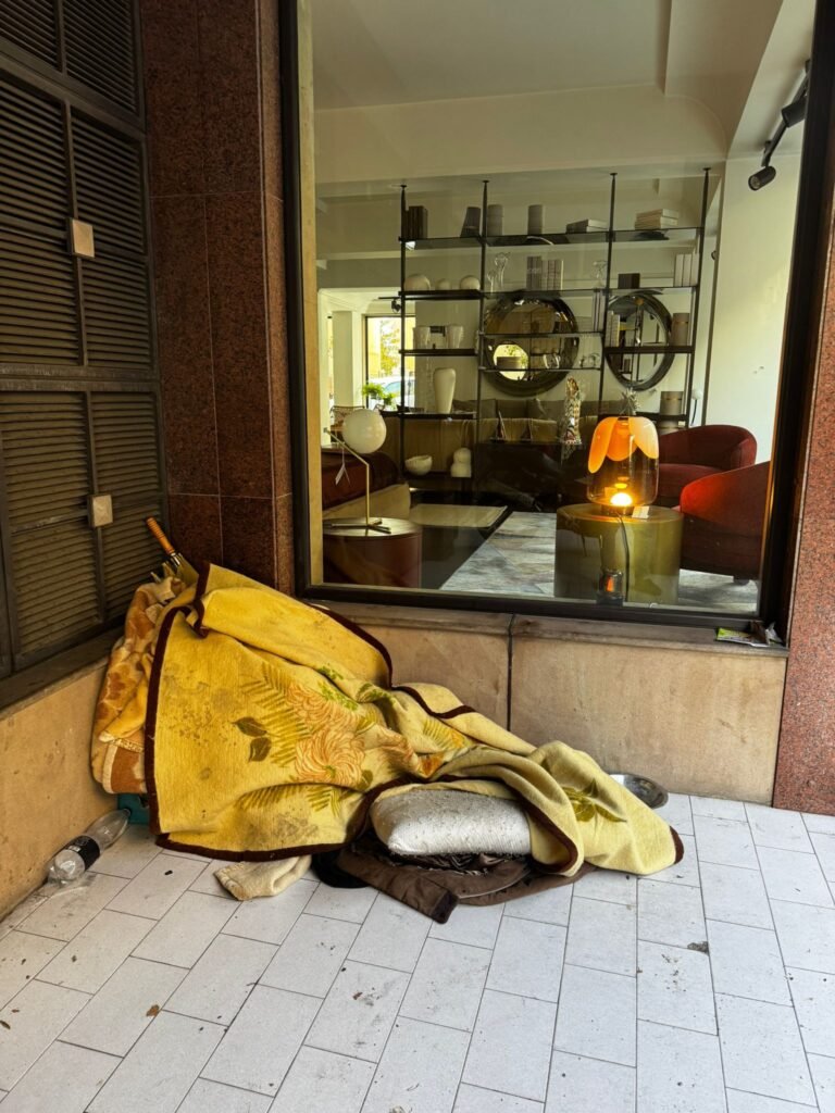 MESSINA. BIVACCHI E DEGRADO IN PIENO CENTRO, LUZZA (FI): PERSONE SENZA FISSA DIMORA ANCHE DI GIORNO 3 Bivacco