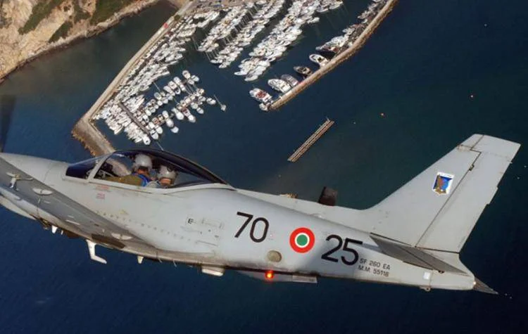 Aereo biposto dell'Aeronautica precipitato a Sabaudia, morti due militari 1 biposto t260b aeronautica militare