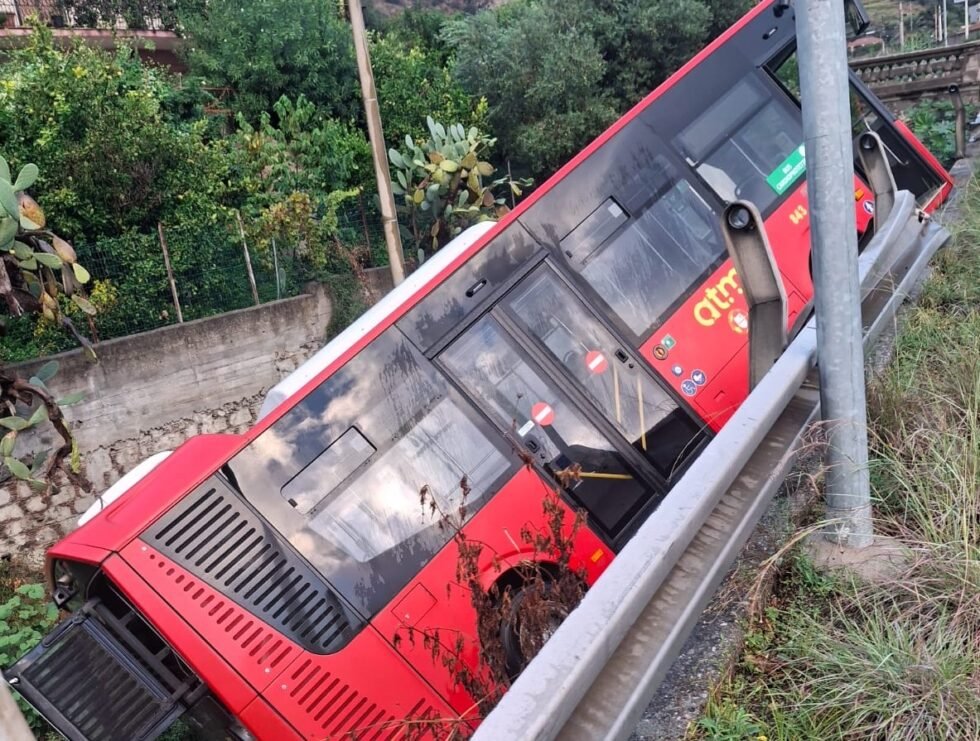 Giallo a Zafferia, il bus ATM finisce nel torrente. La nota dell'Azienda: "L'autista non era al posto di guida" 1 bus nel torrente