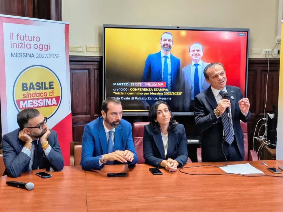 "Il futuro inizia oggi": De Luca arruola l'ex FI Gervasi e ricandida Basile. Ma a 10 metri i dipendenti comunali sono in rivolta 1 de luca presentazione liste 2027