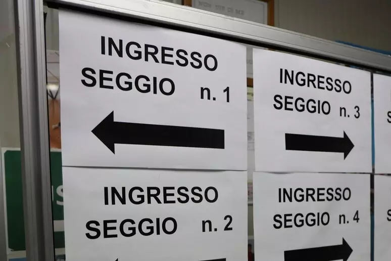 Urne aperte in Calabria per le elezioni regionali 4 elezioni calabria