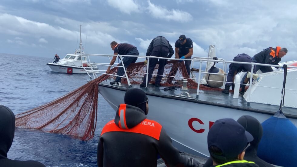 Operazione “Reti Fantasma”la Guardia Costiera di Messina restituisce al mare un fondale di pregio ambientale. 1 foto recupero 1