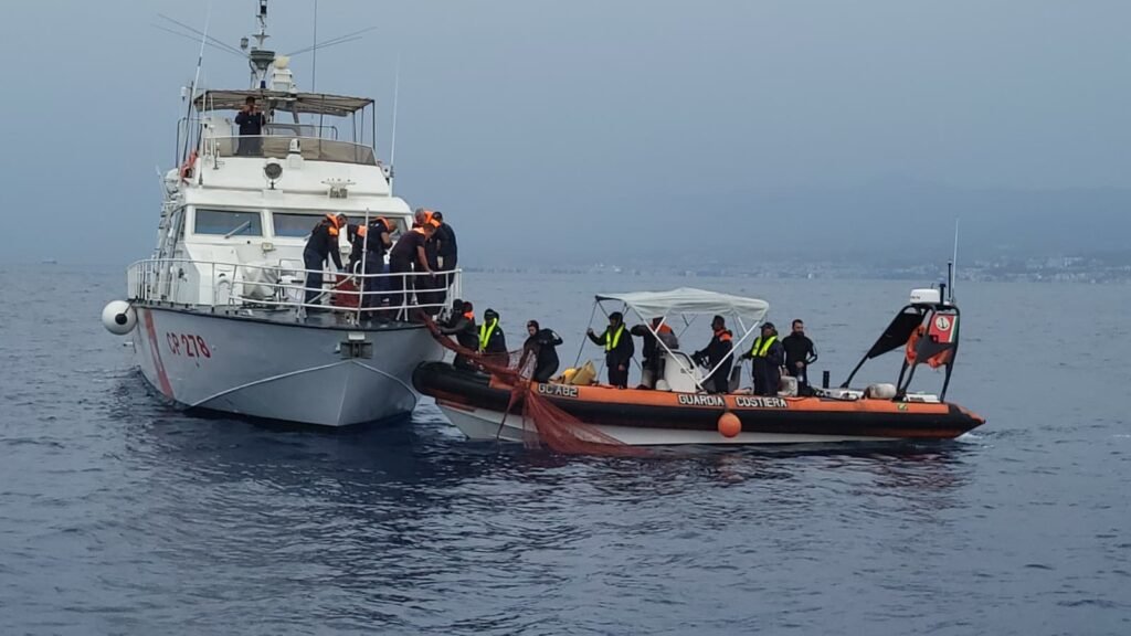 Operazione “Reti Fantasma”la Guardia Costiera di Messina restituisce al mare un fondale di pregio ambientale. 3 foto recupero 2