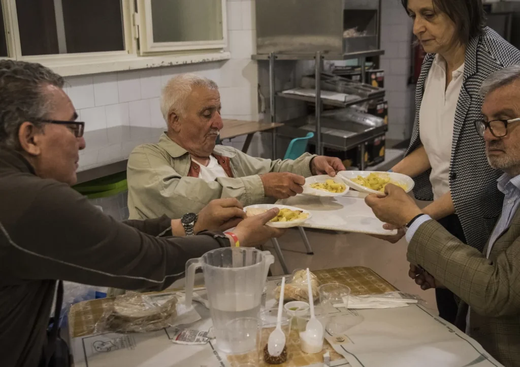 Povertà, l'Italia non si schioda: 5,7 milioni in difficoltà. È allarme per i minori 2 povei italia