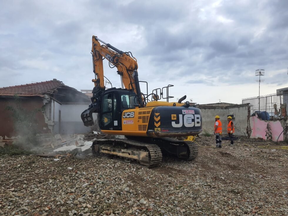 ARISME, "In consegna 11 appartamenti a famiglie di via Taormina" 1 ruspe via Taormina 16 ottobre