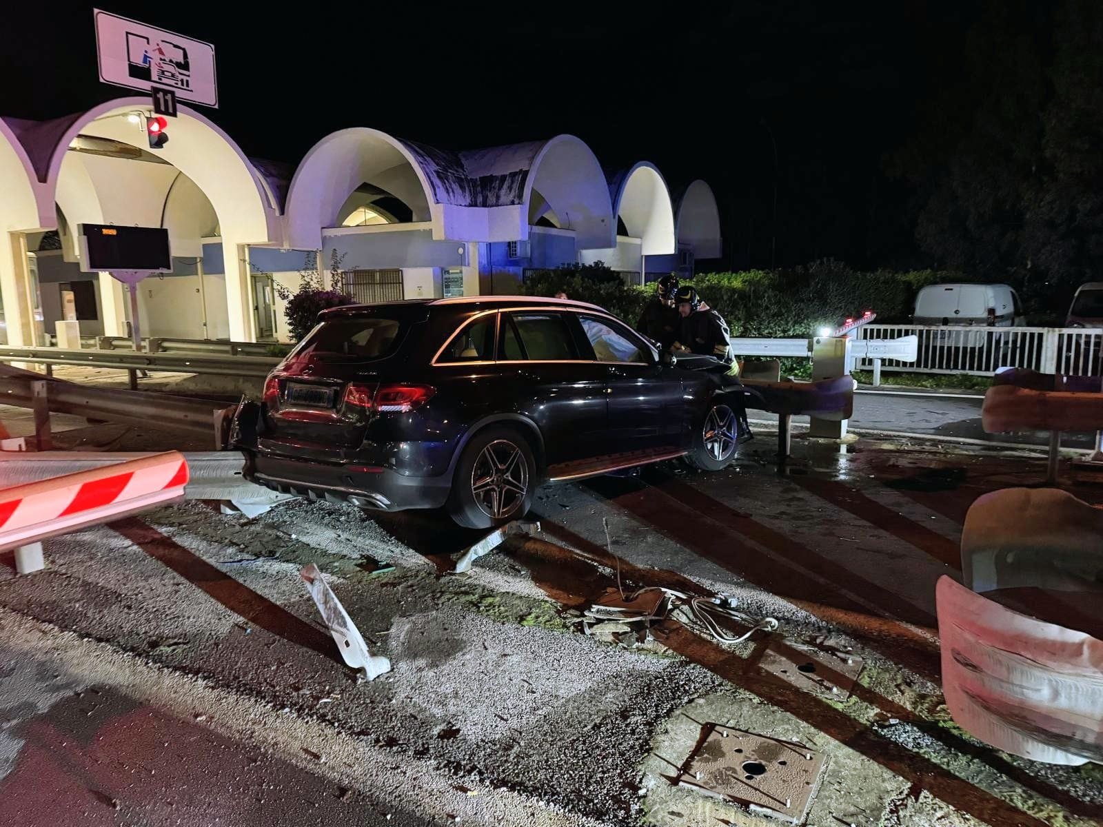 A20, schianto nella notte alla barriera: Mercedes impatta contro le protezioni, illesa una coppia di messinesi 4 IMG 20251112 WA0019