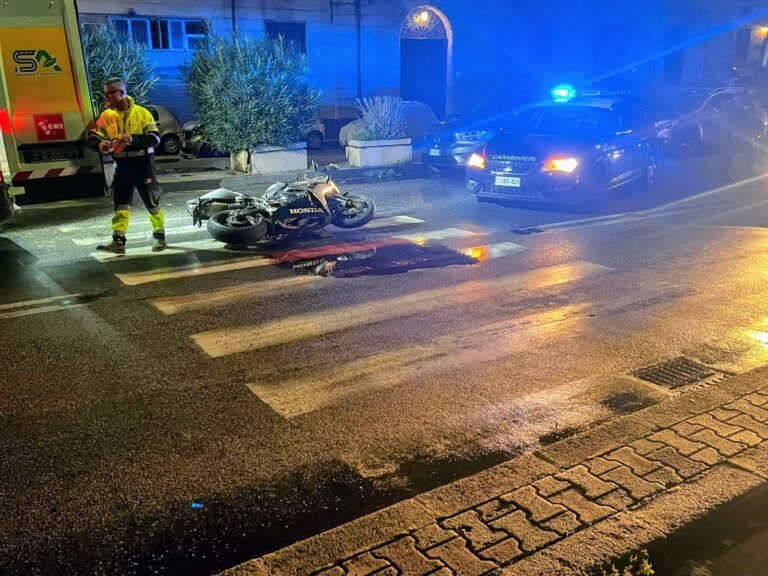 Moto centra gruppo di giovani che attraversano la strada. Via Consolare Pompea, tre feriti