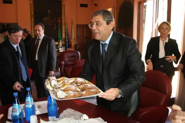 La Sanità "spartita" e l'ombra del Ponte: l'inchiesta su Cuffaro svela l'eterno banchetto siciliano 5 cuffaro