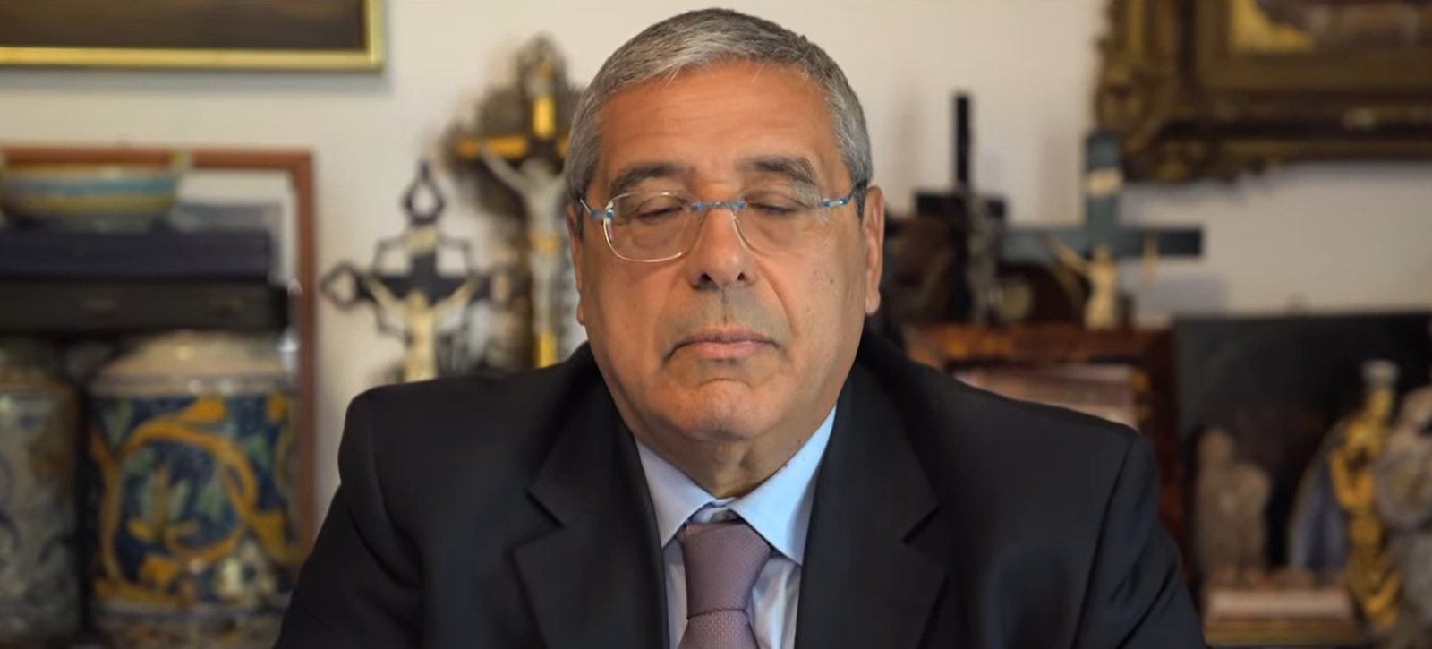 cuffaro regione occhi chiusi