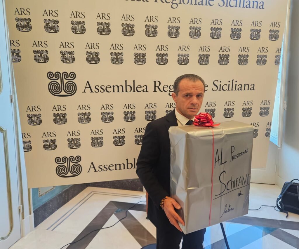 Cateno De Luca fa regali a Schifani che non lo riceve