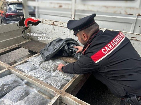 “SBARCA A MESSINA CON OLTRE 10 CHILI DI MARIJUANA, ARRESTATO DAI CARABINIERI. LA DROGA ERA NASCOSTA IN UN DOPPIOFONDO DI UN AUTOCARRO 1 foto operazione 1