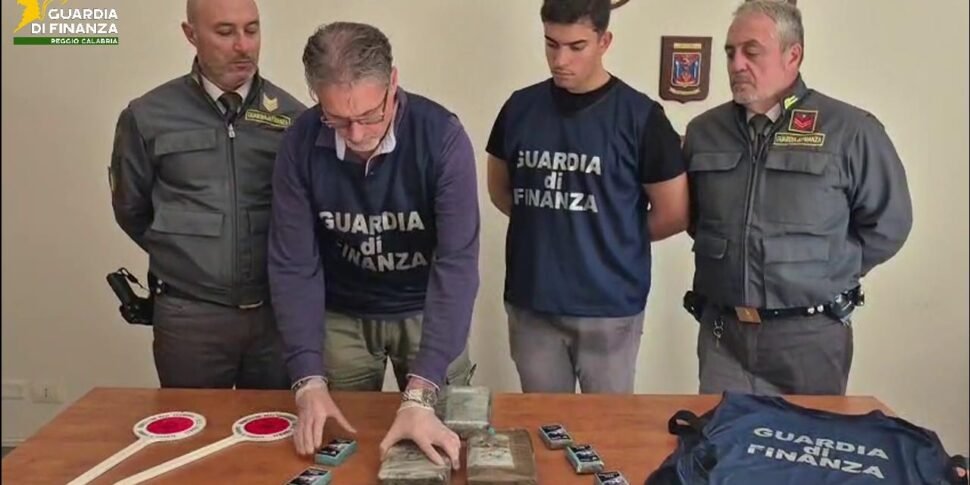 TRAFFICO DI STUPEFACENTI: INTERCETTATO AUTOARTICOLATO DIRETTO IN SICILIA. LA GUARDIA DI FINANZA SEQUESTRA 7 KG DI DROGA E ARRESTA UN 53ENNE 3 GDF sequestro droga