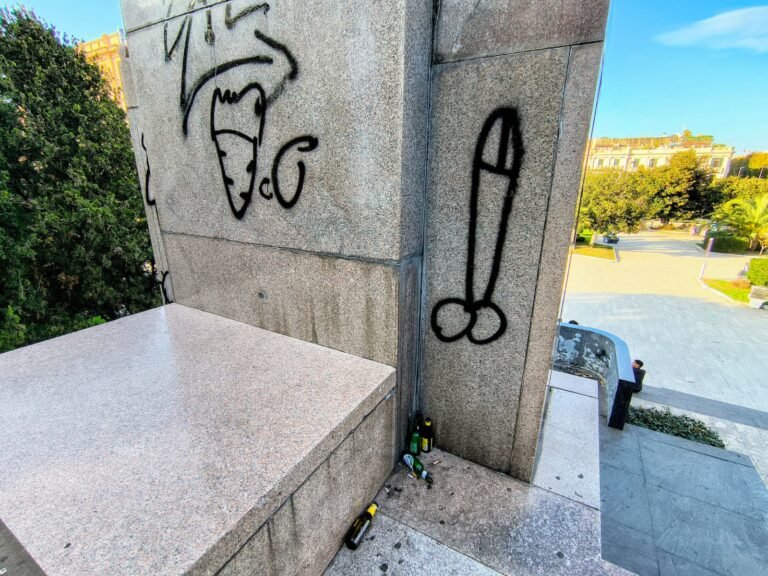Sfregio al Monumento ai Caduti: disegni osceni in pieno centro. "Una doppia vergogna"