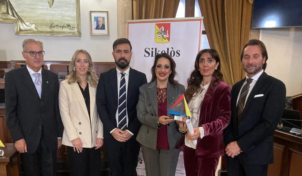 Conferito all' avvocata messinese Silvana Paratore il prestigioso Premio Sikelos per avere dato lustro con le proprie attività personali e professionali alla terra di Sicilia 1 premio sikelos Paratore