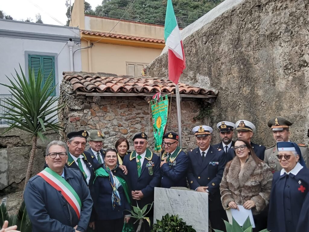 Acqualadroni, solenne commemorazione dei Caduti: istituzioni e comunità unite nel ricordo e nell'annuncio del restauro della Chiesa di San Pietro 2 1000284960