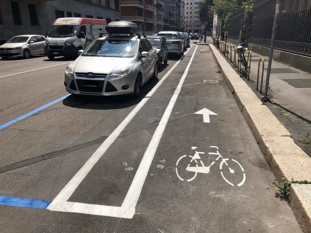 Strade larghe a Milano con tre corsie libere oltre il parcheggio e la pista ciclabile