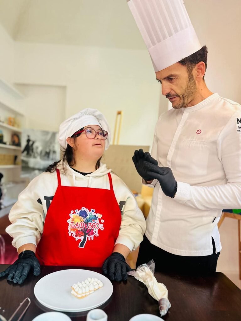 Inclusione a tavola: i giovani chef con disabilità di Lab 360 vincono il 6° Concorso nazionale AMIRA 2 Sara Lab360 con lo chef Carmelo Trentacosti