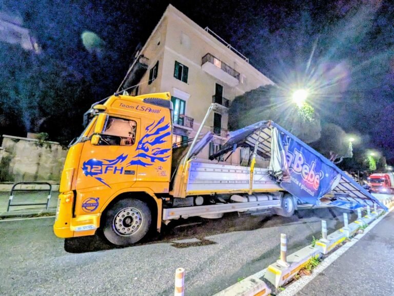 Tir "scoperchiato" da un albero sul Viale della Libertà: traffico in tilt e deviazioni su Giostra