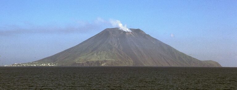 Il respiro di "Iddu": nuovo trabocco lavico sullo Stromboli, mentre l'Etna ruggisce a distanza