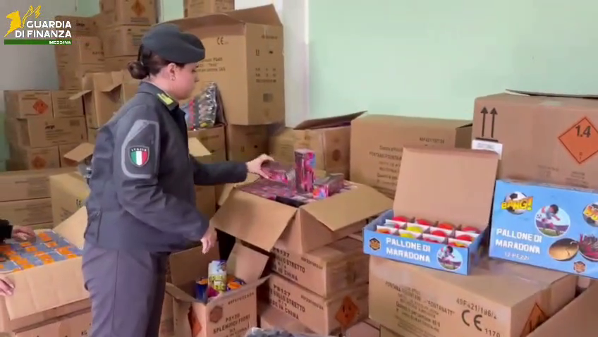 GdiF MESSINA: SCOPERTI DUE DEPOSITI CLANDESTINI DI FUOCHI D’ARTIFICIO DETENUTI ILLEGALMENTE. ESEGUITO UN ARRESTO E SEQUESTRATE OLTRE 4 TONNELLATE DI ARTIFICI PIROTECNICI. 2 vlcsnap 2025 12 30 06h58m25s380