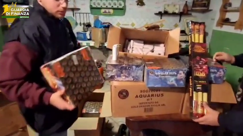 GdiF MESSINA: SCOPERTI DUE DEPOSITI CLANDESTINI DI FUOCHI D’ARTIFICIO DETENUTI ILLEGALMENTE. ESEGUITO UN ARRESTO E SEQUESTRATE OLTRE 4 TONNELLATE DI ARTIFICI PIROTECNICI. 3 vlcsnap 2025 12 30 06h58m33s533