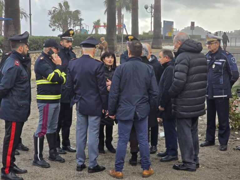 Maltempo, la conta dei danni sulla Ionica: vertice a Santa Teresa. Il Prefetto: «In campo l’Esercito per la viabilità»