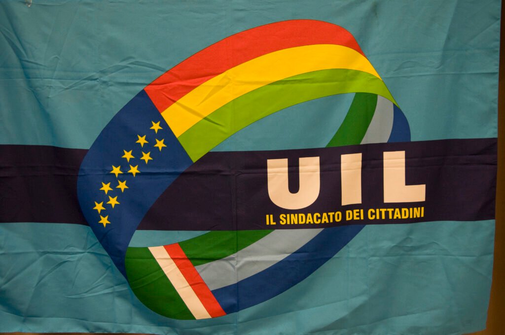 “LAVORATORI DEI SERVIZI SOCIALI DELLA CITTA’ METROPOLITANA DI MESSINA: LA UIL REITERA LA RICHIESTA DI INCONTRO AL SINDACO BASILE” 3 UIL flag
