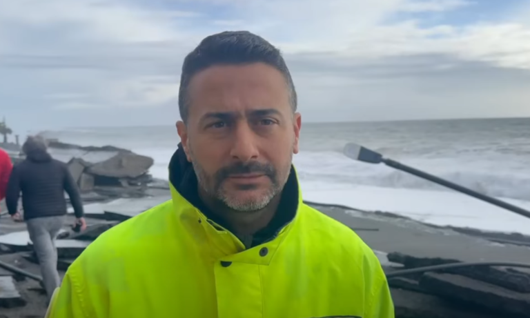Furci Siculo, rigata l’auto del sindaco Francilia: «Non mi lascio intimidire, vado avanti»