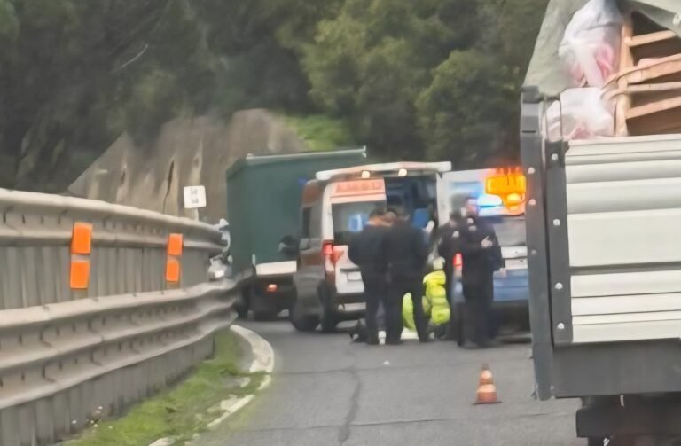 Malore al volante sulla A20, muore 79enne: auto ferma in corsia di sorpasso, traffico in tilt