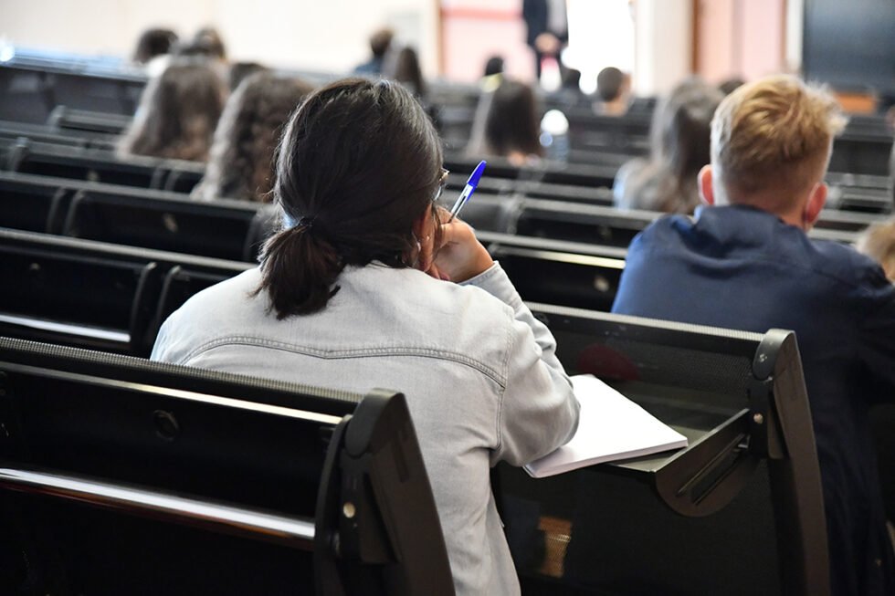 studentesse e studenti a lezione universita