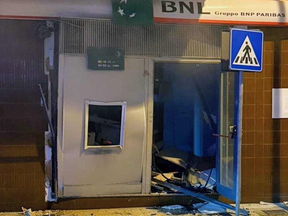 Assalto esplosivo nella notte: sventrata la banca di Giammoro, ladri in fuga tra fiamme e chiodi sull'asfalto 3 1000328276