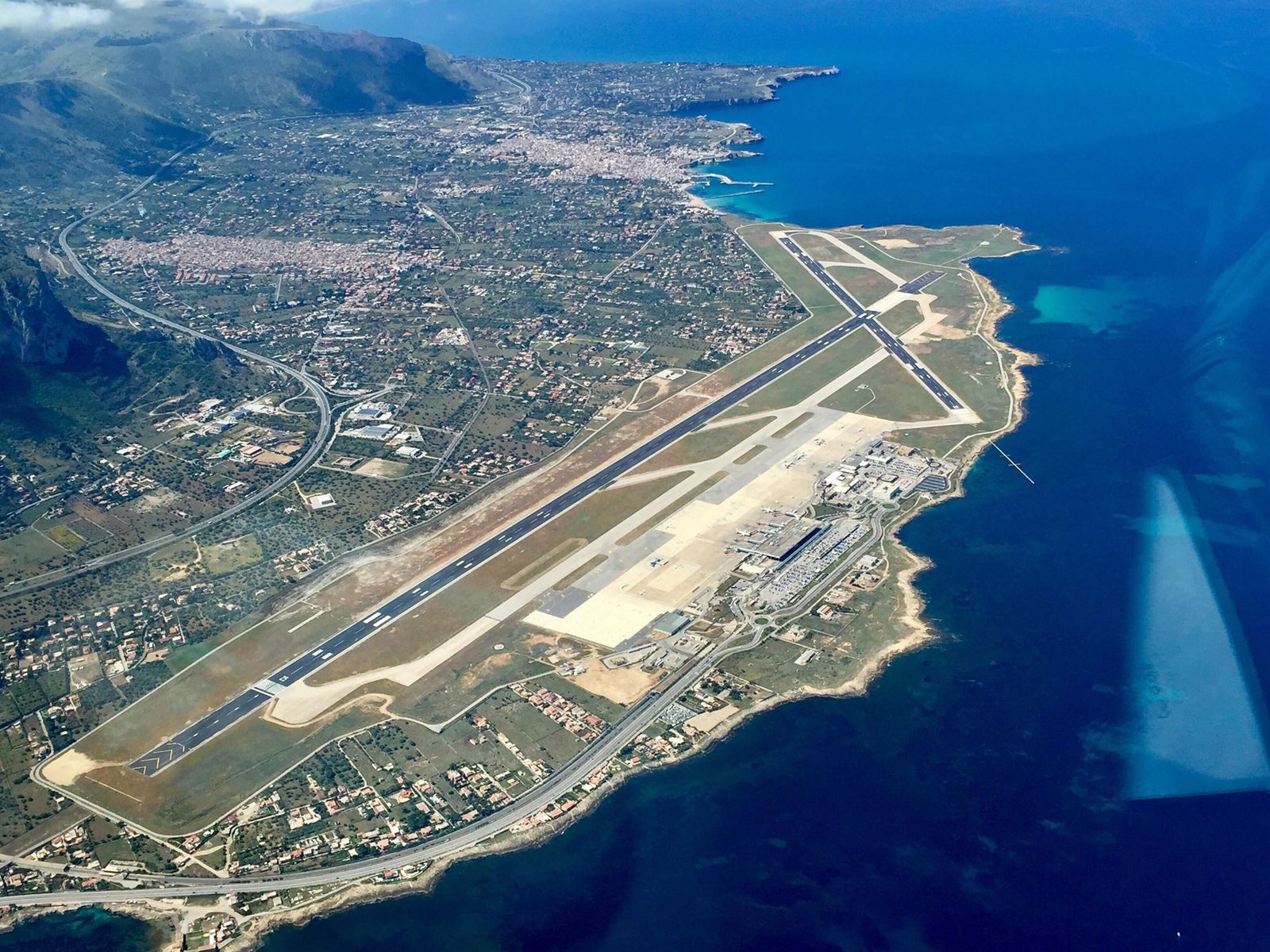 Aeroporto dallalto large 1