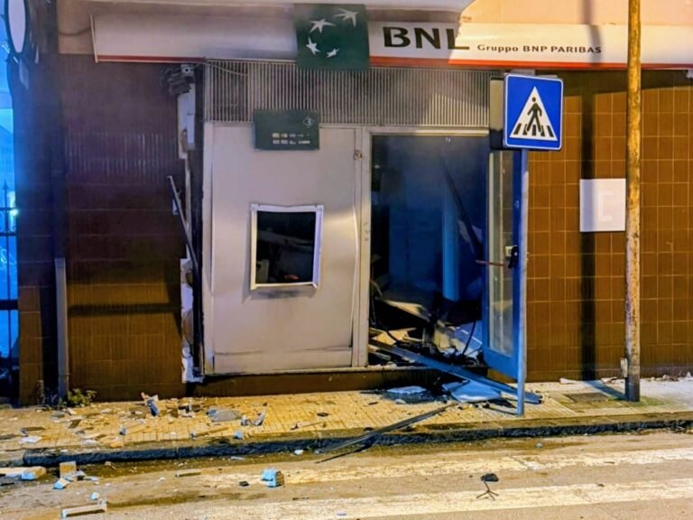 Assalto esplosivo nella notte: sventrata la banca di Giammoro, ladri in fuga tra fiamme e chiodi sull'asfalto