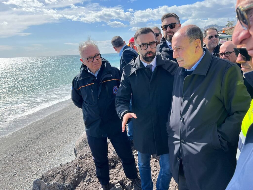 Ciclone Harry, via ai lavori di protezione della costa a Santa Teresa di Riva. Schifani: «Sforzo massimo, sinergia tra le istituzioni» 2 Presidente Schifani in visita a Santa Teresa di Riva