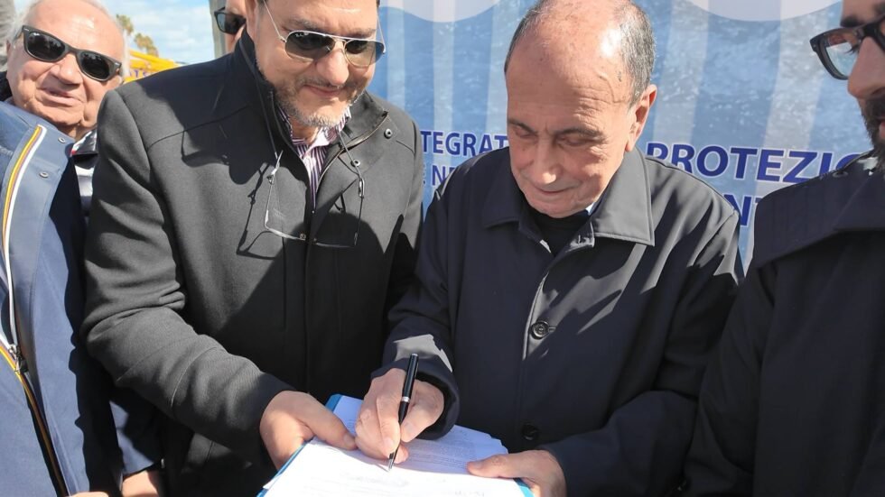 Ciclone Harry, via ai lavori di protezione della costa a Santa Teresa di Riva. Schifani: «Sforzo massimo, sinergia tra le istituzioni» 1 Presidente Schifani in visita a Santa Teresa di Riva 2