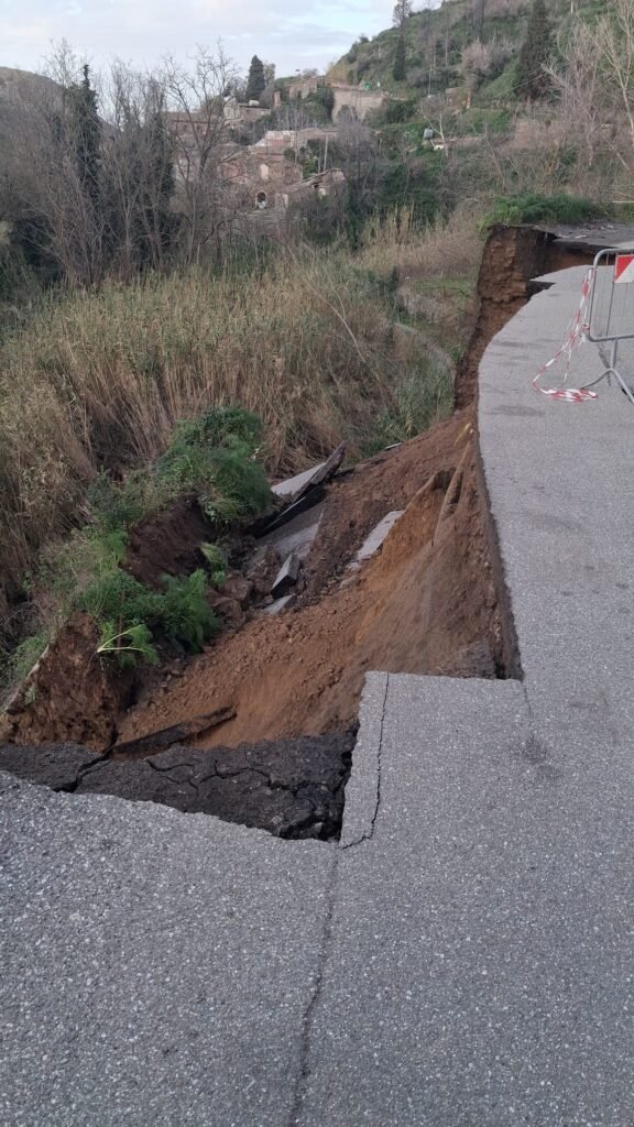 Massa San Nicola, nuovo cedimento della S.P. 45 2 S.P. 45 Massa San Nicola frana del 18 febbraio 2026 2