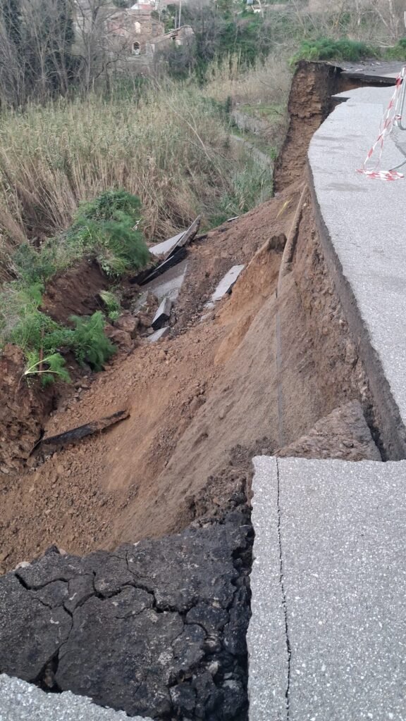 Massa San Nicola, nuovo cedimento della S.P. 45 3 S.P. 45 Massa San Nicola frana del 18 febbraio 2026 3