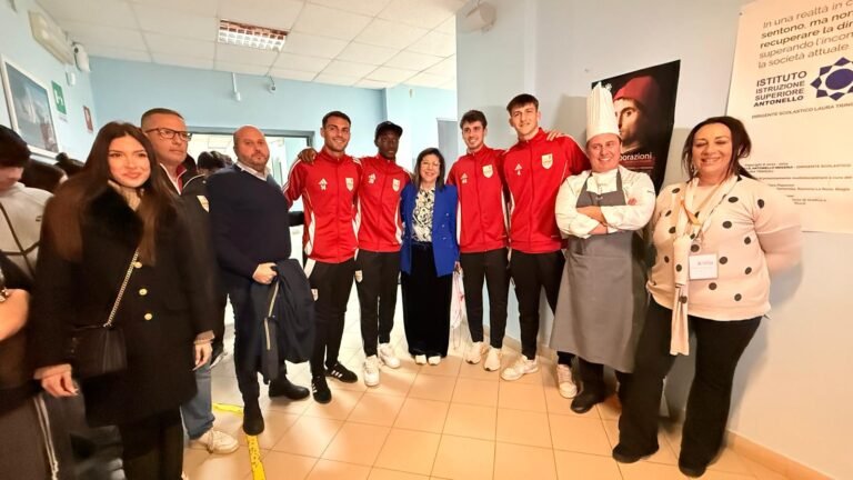 LA GIORNATA “PARTICOLARE” DEI GIOCATORI DEL MESSINA AL LICEO SPORTIVO DELL' ANTONELLO, PRIMA TRA I BANCHI E I FORNELLI, POI SUI CAMPI.
