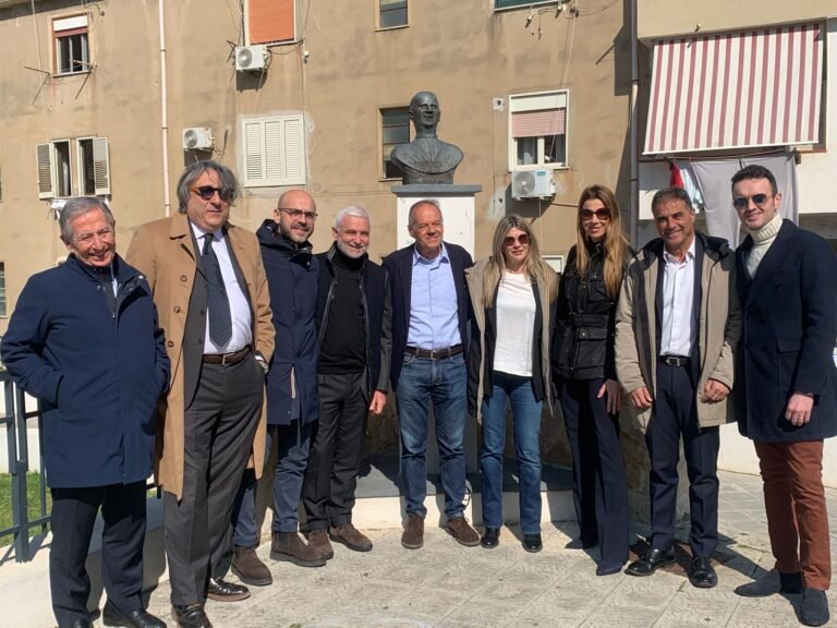 Scurria alla terza querela. Mentre il Centrodestra esprime solidarietà al suo candidato