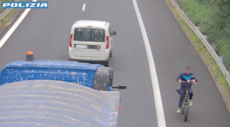 VIDEO - GIARDINI NAXOS, FOLLIA IN A18: IN BICI ELETTRICA CONTROMANO SULLA CORSIA DI SORPASSO. IL 23ENNE: «SONO UN AGENTE SPECIALE»