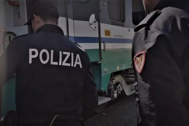 Ha le cuffie e non sente l'arrivo del treno, diciassettenne muore