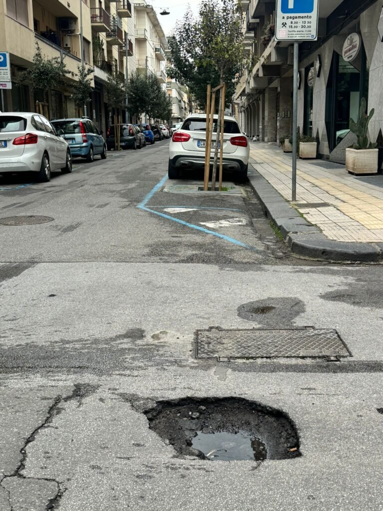 Buche nel centro di Messina
